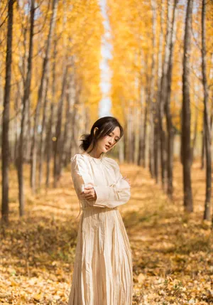 王鸥白色长裙优雅写真图片_2