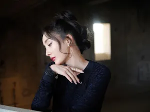 杨幂复古盘发性感写真图片