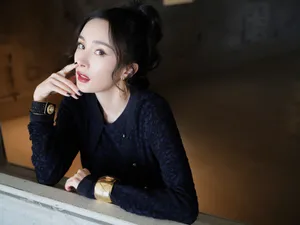杨幂短款蕾丝上衣性感妩媚写真图片