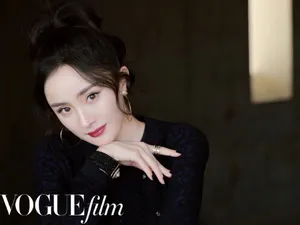 杨幂短款蕾丝上衣性感妩媚写真图片_2