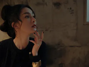 杨幂短款蕾丝上衣性感妩媚写真图片_5