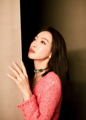 宋茜项圈露脐装优雅性感写真图片_9