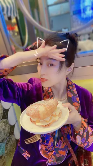 范冰冰深夜吃甜品素颜甜美美照图片_2