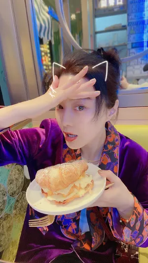 范冰冰深夜吃甜品素颜甜美美照图片_4