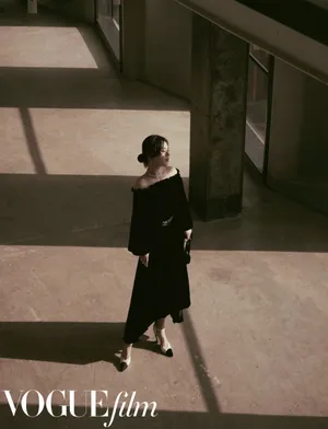 马思纯一字肩黑裙性感写真图片_1