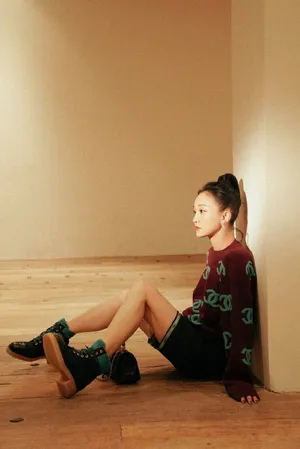 周迅毛衣高马尾灵动少女感写真图片