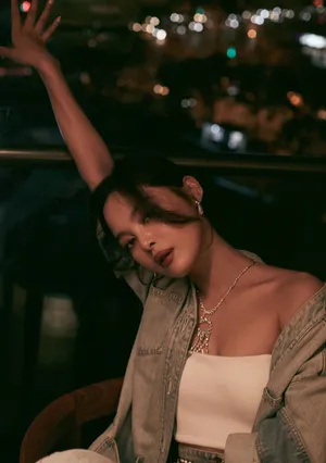 辛芷蕾休闲牛仔装率性简约写真图片第1张