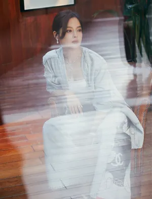 辛芷蕾休闲牛仔装率性简约写真图片_6