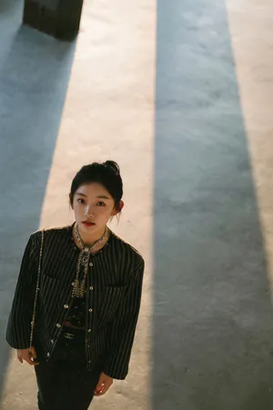 周依然高马尾摩登酷美写真图片_8