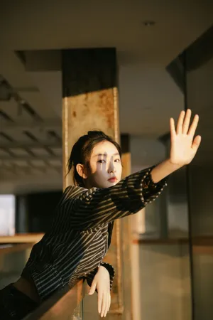 周依然高马尾摩登酷美写真图片_11