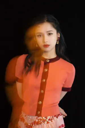 张婧仪光影魅力性感图片写真_1
