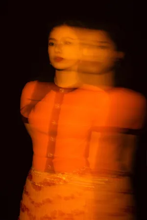张婧仪光影魅力性感图片写真_2