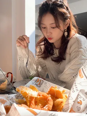 孙琰清米色毛衣俏皮写真图片_2
