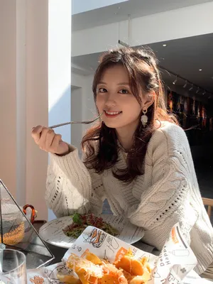 孙琰清米色毛衣俏皮写真图片_3