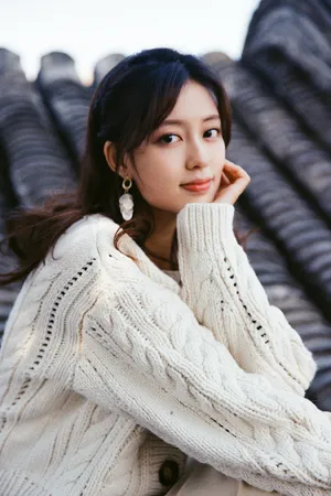 孙琰清米色毛衣俏皮写真图片_4