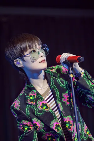 李宇春印花西服复古风写真图片