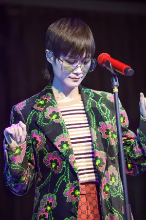 李宇春印花西服复古风写真图片_2