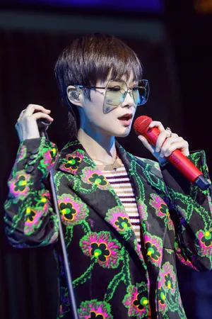 李宇春印花西服复古风写真图片_3