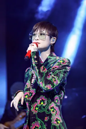李宇春印花西服复古风写真图片_4