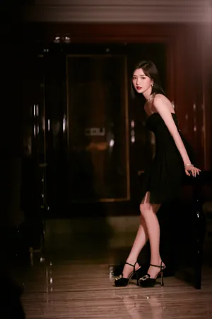 毛晓彤暗夜玫瑰写真图片