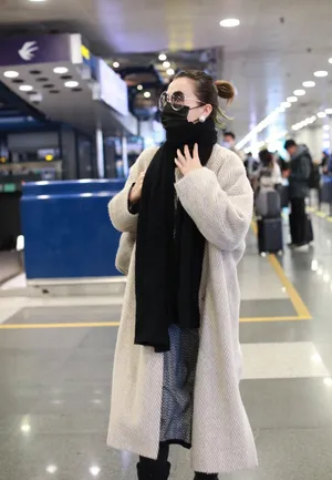 阿朵米色外套随性优雅气质机场照图片