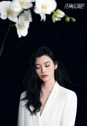 奚梦瑶白色西服干练写真图片
