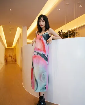 田原吊带彩裙性感写真图片