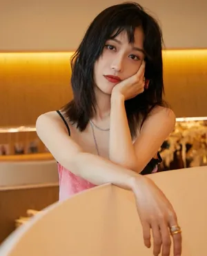 田原吊带彩裙性感写真图片_2