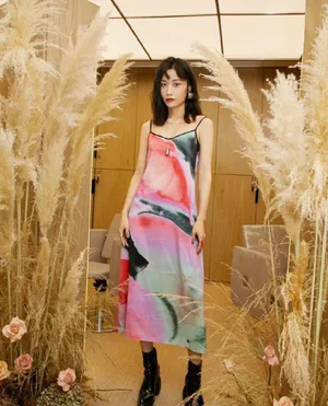 田原吊带彩裙性感写真图片_3