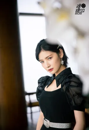 硬糖少女黑色复古套装写真图片