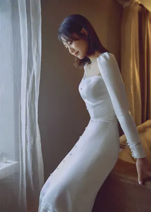 邢菲白色抹胸裙性感写真图片_3