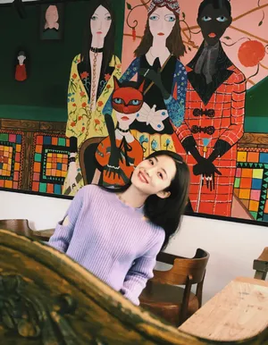 吴曼思紫色毛衣甜美私服照图片_2