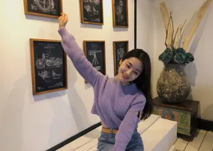 吴曼思紫色毛衣甜美私服照图片_4