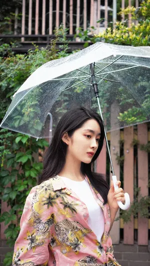 吴曼思雨中漫步养眼街拍写真图片_1