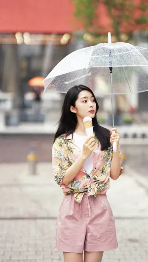 吴曼思雨中漫步养眼街拍写真图片_3