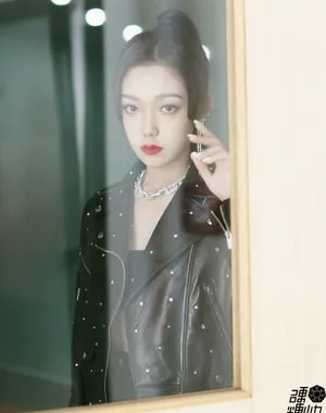 希林娜依·高皮衣长筒靴性感写真图片
