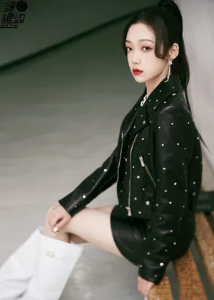 希林娜依·高皮衣长筒靴性感写真图片_2
