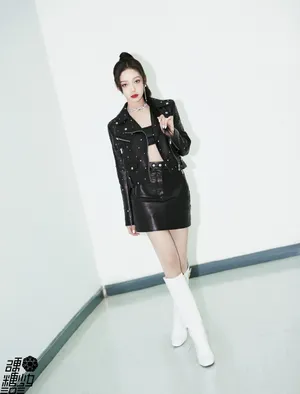 希林娜依·高皮衣长筒靴性感写真图片_3