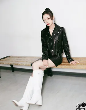 希林娜依·高皮衣长筒靴性感写真图片_4