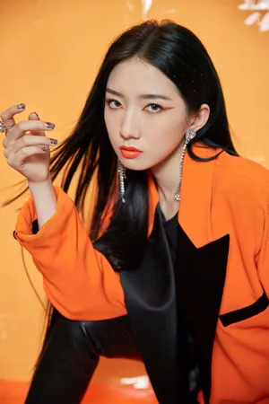 孟美岐落日猫眼妆酷飒写真图片_2