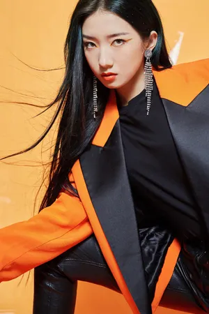 孟美岐落日猫眼妆酷飒写真图片_8