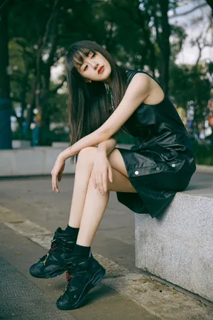 袁冰妍黑色皮裙时尚写真图片_1