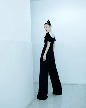 阚清子斜肩连体裤时尚写真图片