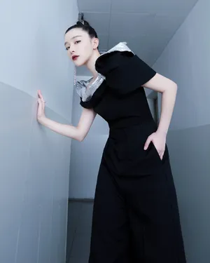阚清子斜肩连体裤时尚写真图片_3