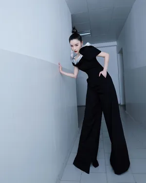 阚清子斜肩连体裤时尚写真图片_4