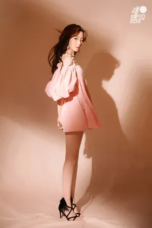 陈卓璇粉色连衣裙温柔甜美写真图片_2