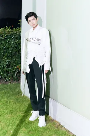 王源白色衬衫简约帅气写真