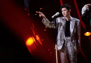 王源《我们的歌》帅气剧照图片_5