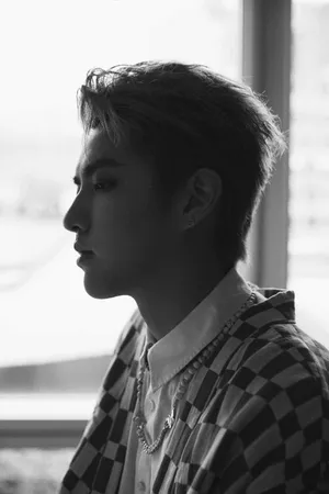 吴亦凡帅气街头风时尚写真