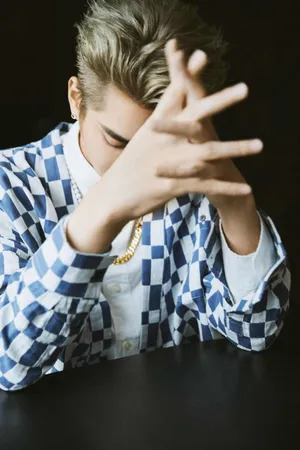 吴亦凡帅气街头风时尚写真_5